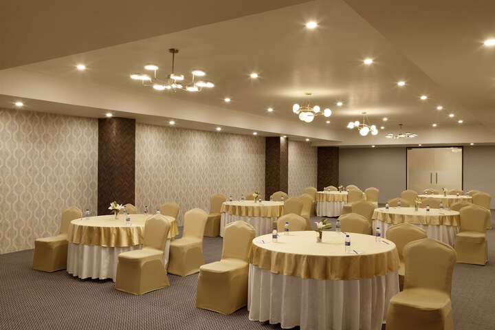 Ballroom/Hall 12 of 14