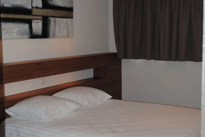 Room 6 of 77