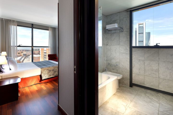 Room 10 of 28