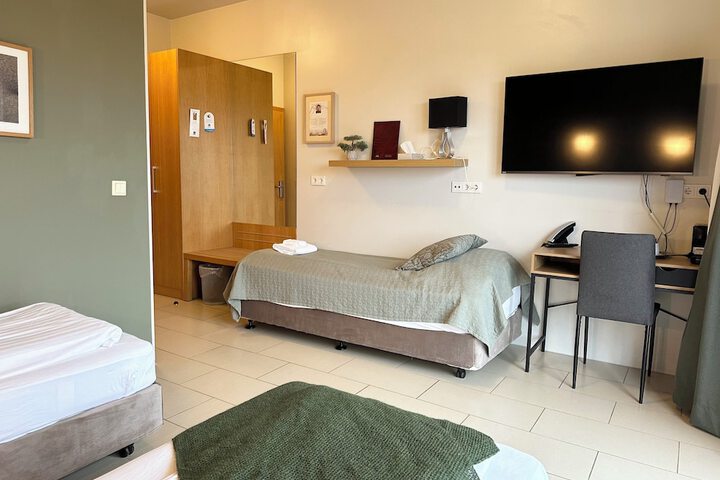 Room 3 of 56
