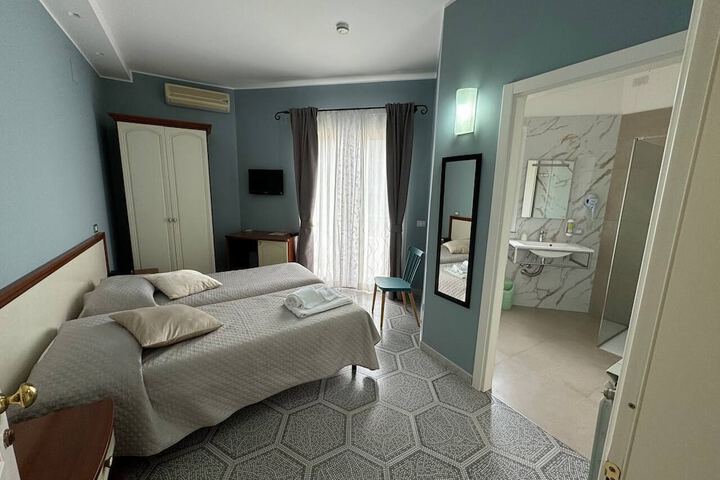 Room 10 of 32