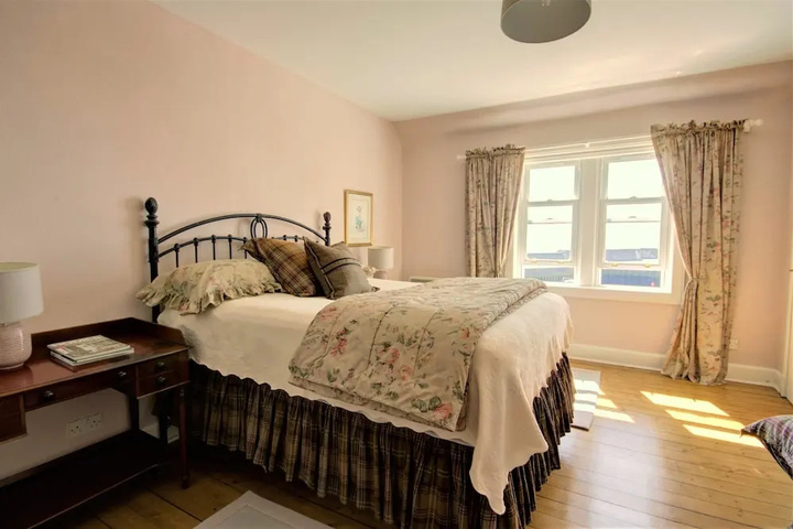 Room 6 of 17