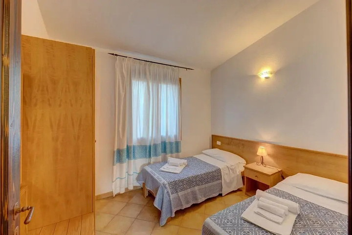 Room 7 of 16