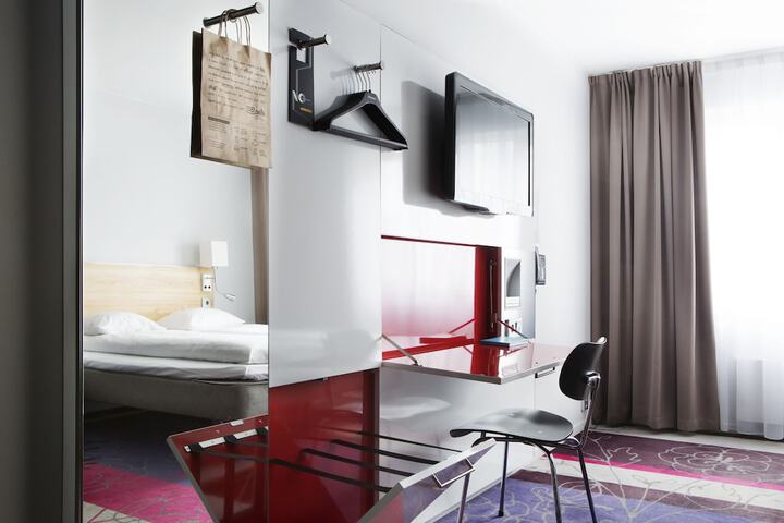 Room 11 of 50