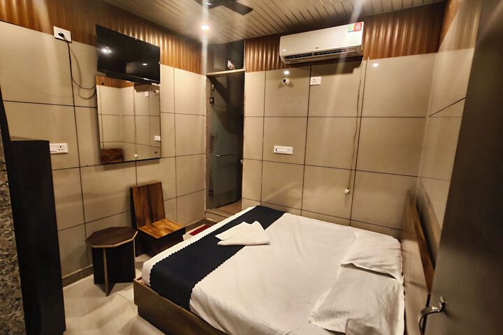 Room 2 of 10