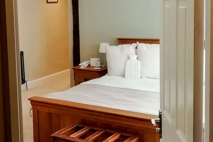 Room 4 of 145