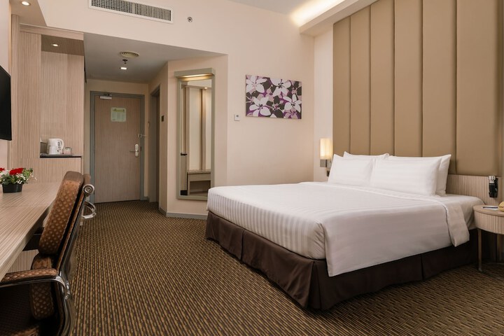 Room 17 of 33