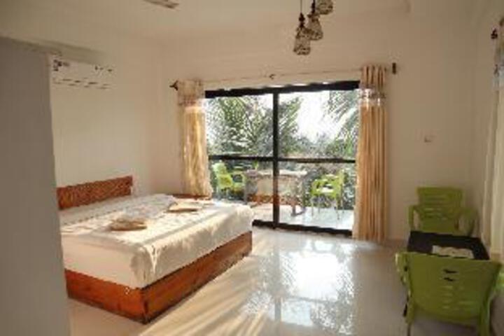 Room 4 of 4