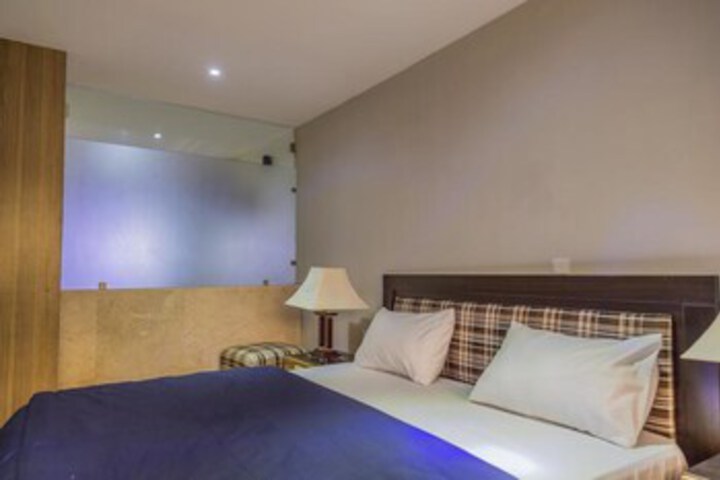 Room 7 of 12