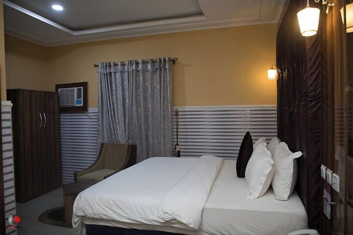 Room 17 of 76