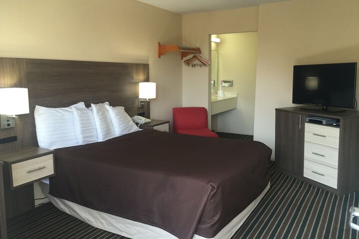 1 Queen Bed (8 of 8)