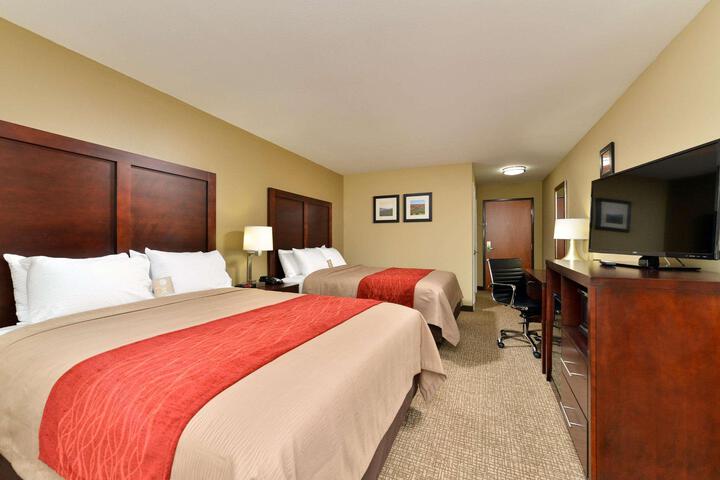 2 Queen Beds (2 of 2)