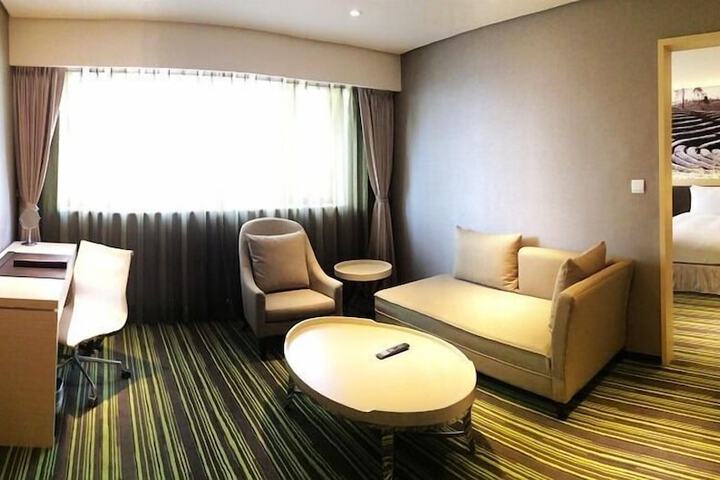 Room 15 of 33