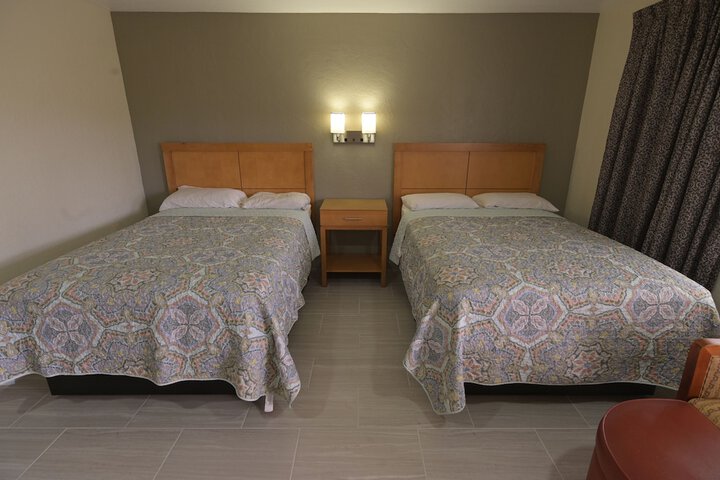 2 Double Beds (7 of 8)