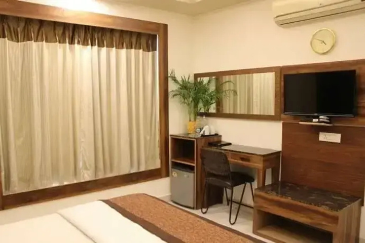 Room 9 of 12