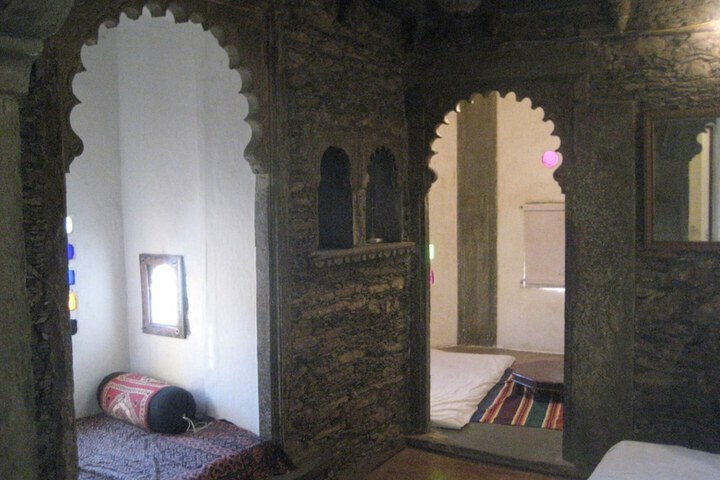 Room 7 of 12