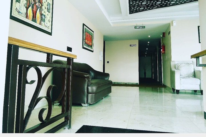 Ballroom/Hall 46 of 63