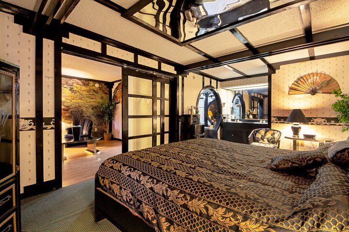 1 King Bed Accessible (7 of 14)