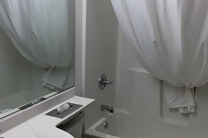 1 King Bed (4 of 10)