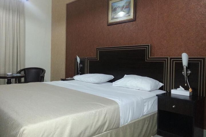 Room 6 of 17