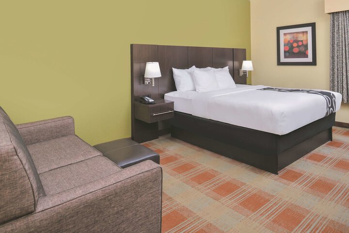 1 King Bed (5 of 43)