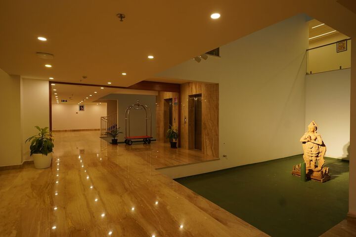Ballroom/Hall 192 of 209