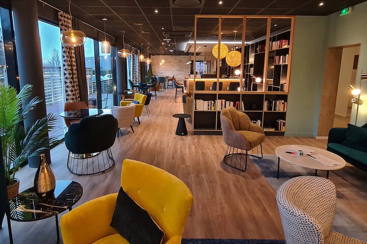 Lounge 54 of 69