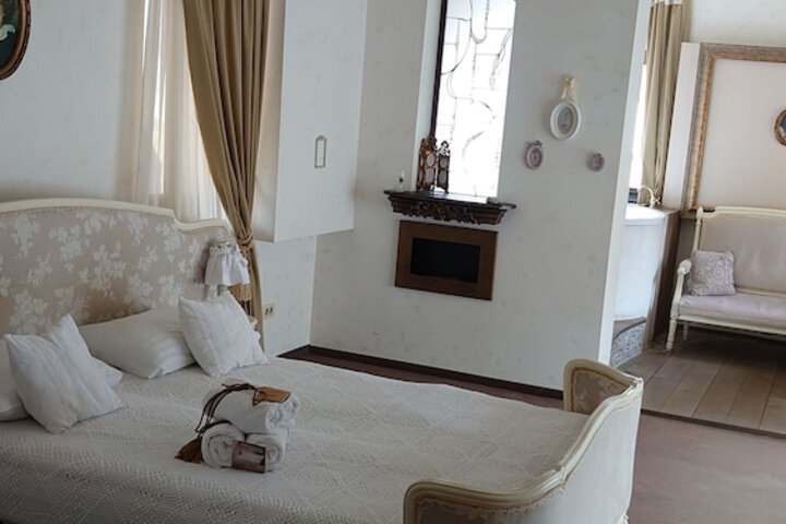 Room 6 of 24
