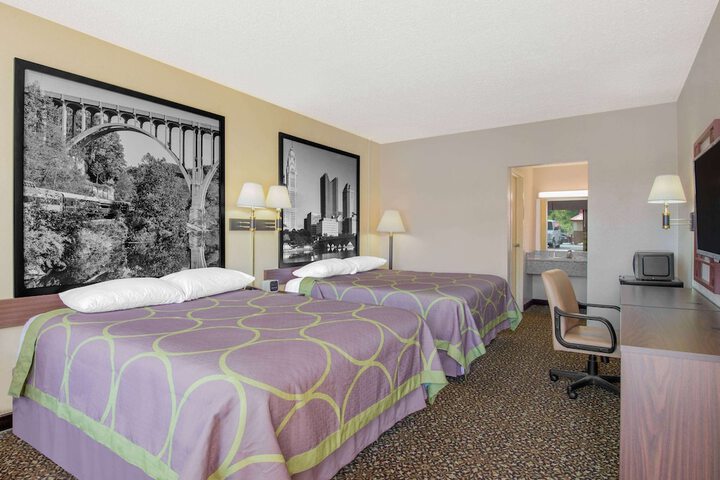 2 Queen Beds (5 of 10)