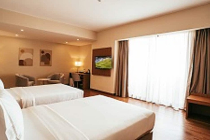 Room 10 of 34
