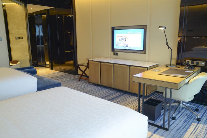 Room 33 of 107