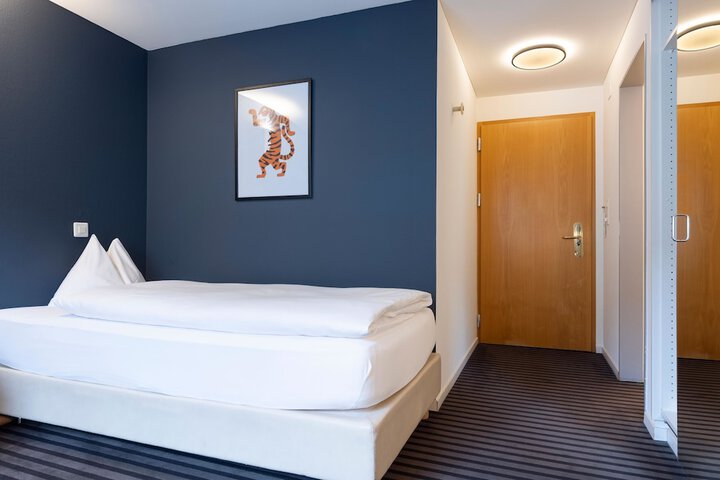 Room 13 of 32