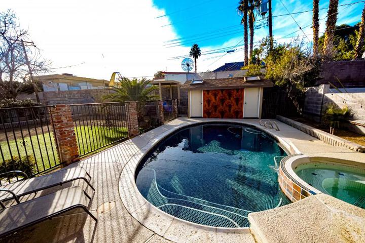 Newer Ranch with Pool and Hot Tub near the Strip and Freemont street. in Las Vegas, CA