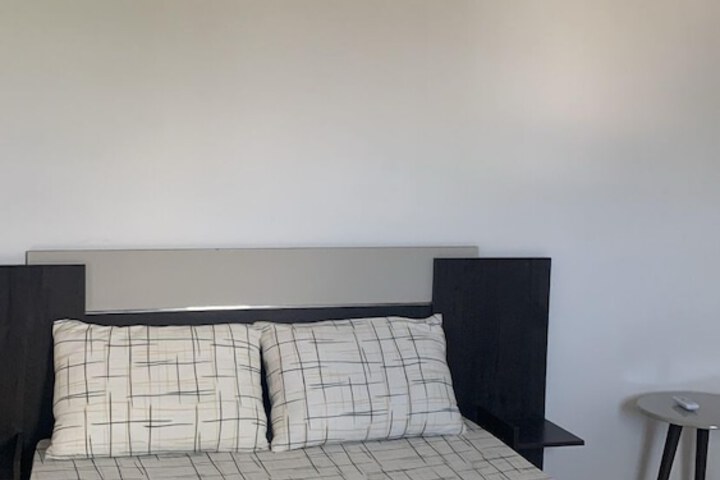Room 5 of 9