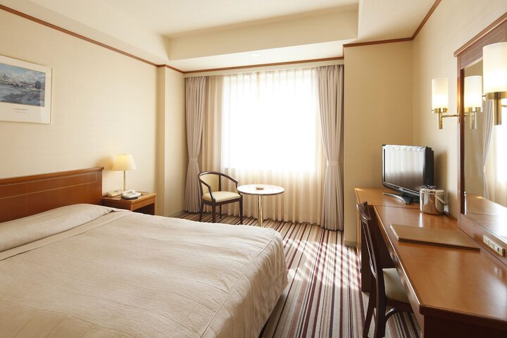 Room 6 of 32