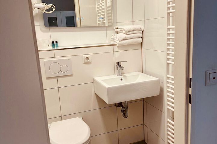 Room 2 of 38