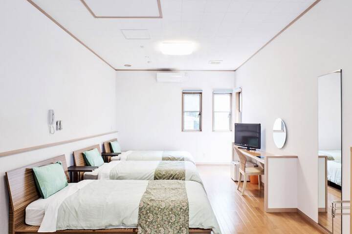 Room 5 of 32