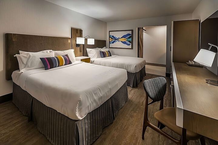 2 Queen Beds (7 of 13)