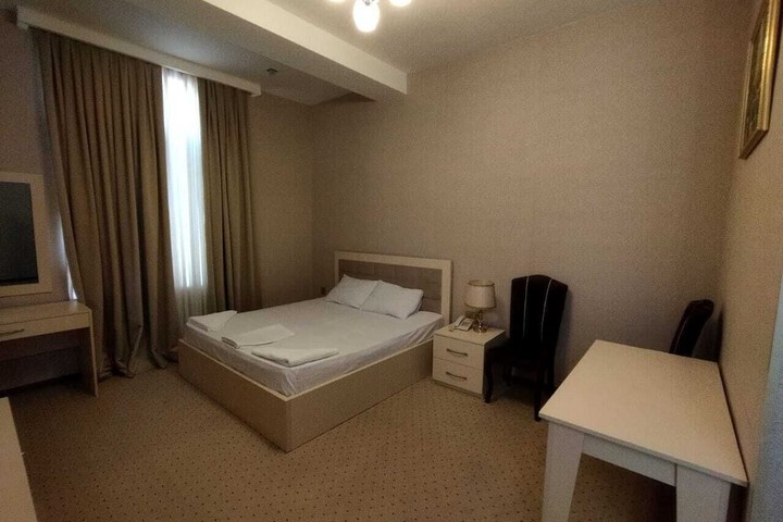 Room 9 of 18