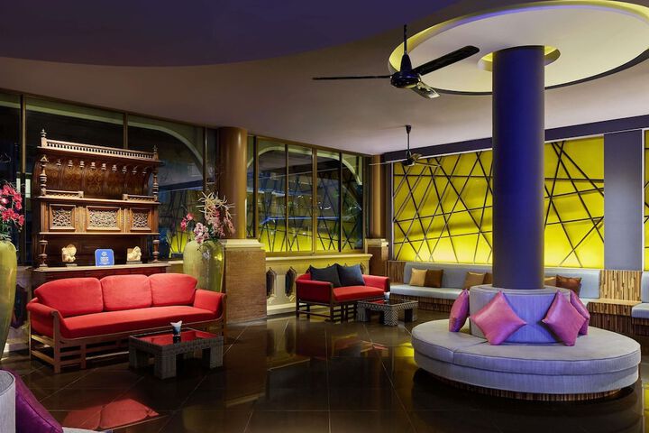 Lounge 142 of 189