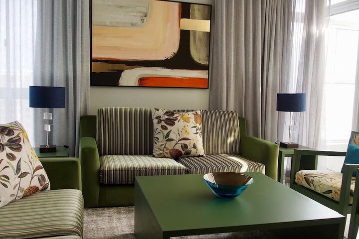 Room 98 of 370