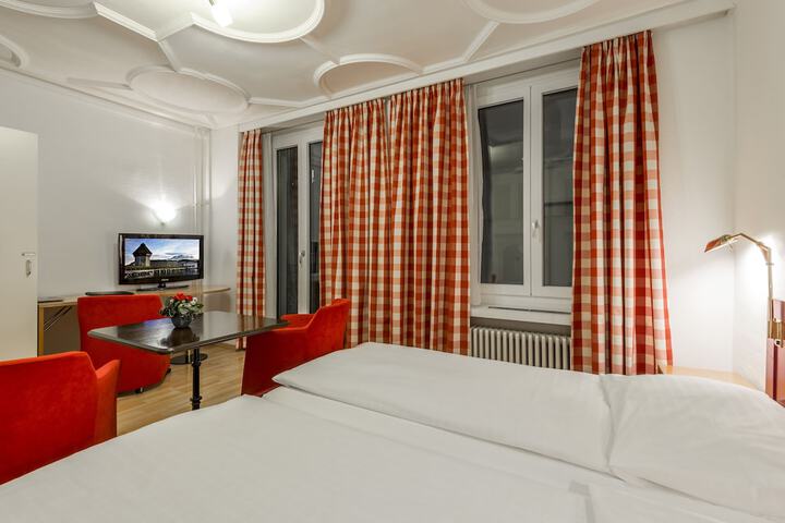 Room 30 of 103