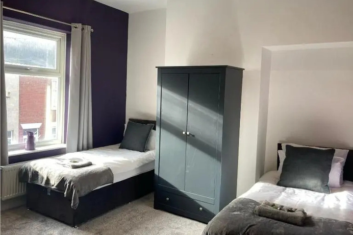 Room 4 of 9