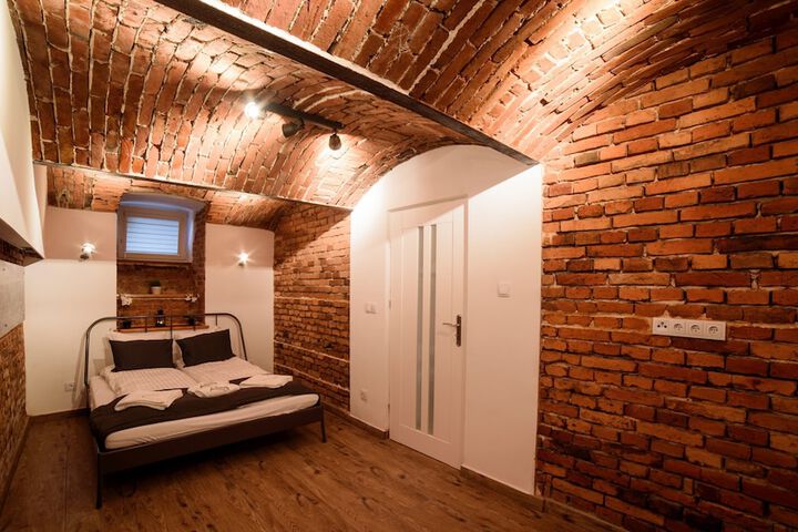 Room 7 of 84