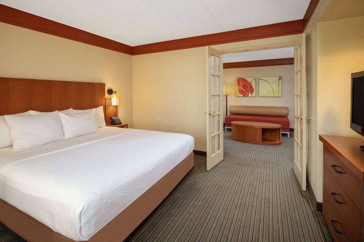 1 King Bed (1 of 15)