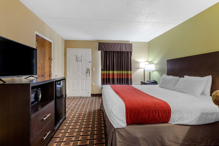 1 King Bed Room High Speed Internet Accessible Microwave and Refrigerator Work Desk Contine (3 of 18)