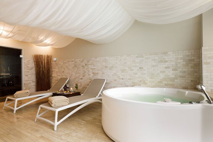 Hot Tub 52 of 117