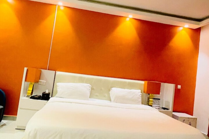 Room 5 of 9