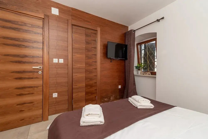 Room 2 of 18