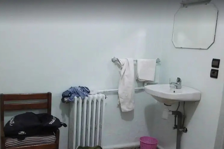 Room 8 of 12